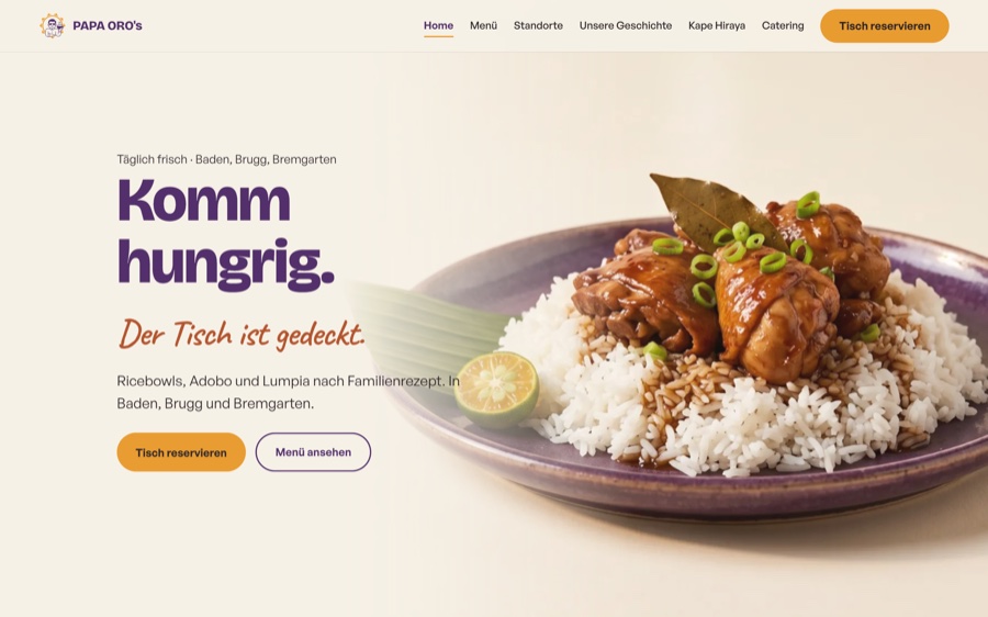 Startseite von Papa Oro's: «Komm hungrig.» in tiefem Ube-Violett neben Chicken Adobo auf Reis